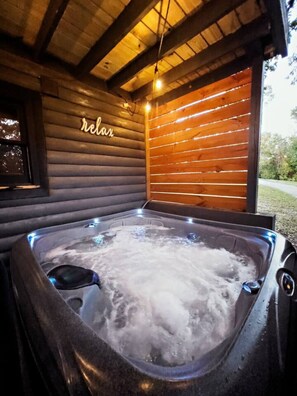 Outdoor spa tub - The Fire Fly Cabin With Private Hot tub! (Lampe)