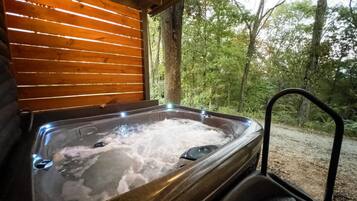 Tina de hidromasaje al aire libre