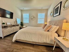 3 bedrooms, iron/ironing board, free WiFi, bed sheets - The Llama Retreat (Easley)