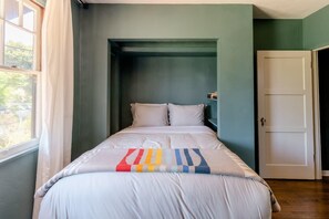 2 bedrooms, iron/ironing board, WiFi, bed sheets - Stylish 2BR Spanish House w/ Gated Parking (Glendale)