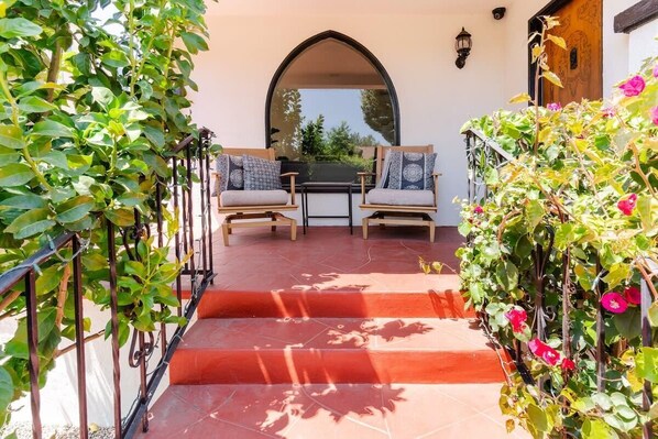 Property grounds - Stylish 2BR Spanish House w/ Gated Parking (Glendale)