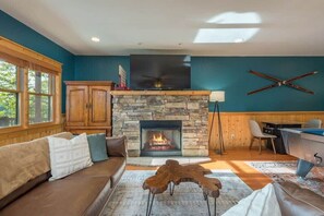 TV, fireplace, video games, books - The Skybox - Voted #1 Cabin in Asheville (Mars Hill)