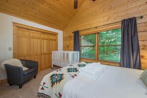 4 bedrooms, iron/ironing board, travel cot, WiFi - The Skybox - Voted #1 Cabin in Asheville (Mars Hill)