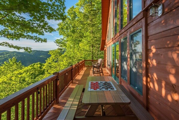 Outdoor dining - The Skybox - Voted #1 Cabin in Asheville (Mars Hill)