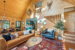 TV, fireplace, video games, books - The Skybox - Voted #1 Cabin in Asheville (Mars Hill)