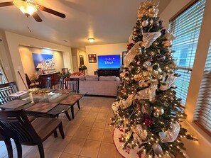 Interior -  Spacious & Clean !" King Bed, Two Queens, Double, Twins, Pet Friendly (Kyle)