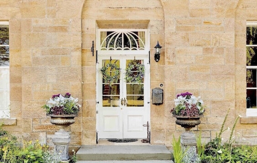 Luxury Scottish Manor house + 9-Seater Jacuzzi + 21-Seater BBQ Cabin