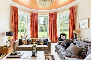 Smart-TV, Kamin, Bücher