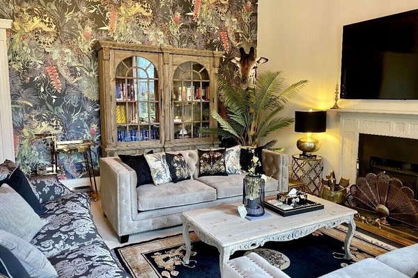 Smart-TV, peis og bøker