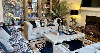 Luxury Scottish Manor house + 9-Seater Jacuzzi + 21-Seater BBQ Cabin