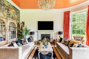 Smart TV, fireplace, books - Luxury Scottish Manor house + 9-Seater Jacuzzi + 21-Seater BBQ Cabin (Maybole)