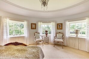 5 bedrooms, iron/ironing board, travel crib, free WiFi