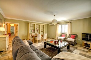TV, books, stereo - MARIA DEL RISCO by Buenavilla | Beautiful villa with a private pool (Puerto del Carmen)