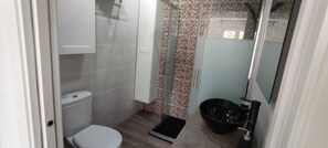 Een douche, een haardroger, handdoeken, zeep