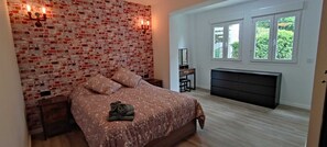 2 slaapkamers, geluiddichte muren, een strijkplank/strijkijzer