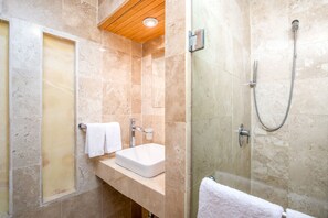 Familienapartment | Badezimmer | Dusche, Regendusche, Handtücher, Seife