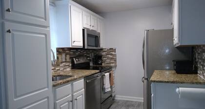 Spacious 4-Bedroom Townhouse – Perfect Fall Getaway in Silver Spring
34/50