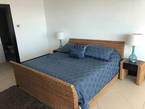 3 Schlafzimmer, Schreibtisch, Bügeleisen/Bügelbrett, Reisekinderbett