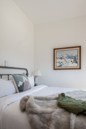 2 soverom, skrivebord, strykejern/-brett og wi-fi