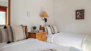2 bedrooms, desk, iron/ironing board, WiFi