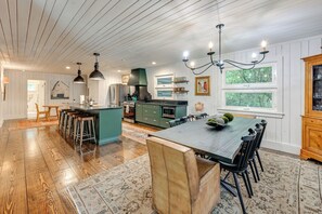 Dining - Chic Highlands Cabin Retreat w/ Deck + Office! (Highlands)