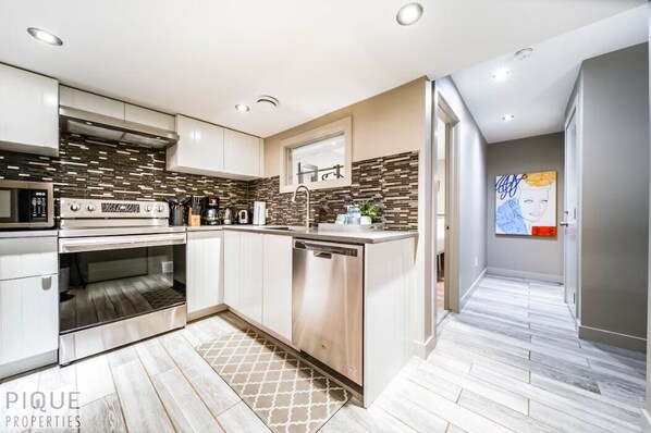 Réfrigérateur, micro-ondes, four, plaque de cuisson