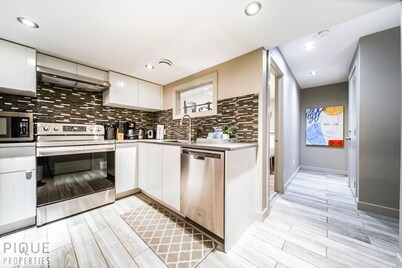 ★NEW★Chic Suite★King Bed☀ Patio★Netflix★WiFi✔Clean