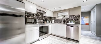 ★NEW★Chic Suite★King Bed☀ Patio★Netflix★WiFi✔Clean