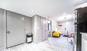 Interior - ★NEW★Chic Suite★King Bed☀ Patio★Netflix★WiFi✔Clean (Edmonton)
