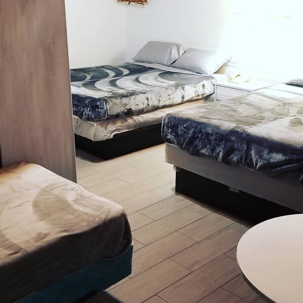 1 dormitorio, tabla de planchar con plancha, wifi gratis y ropa de cama