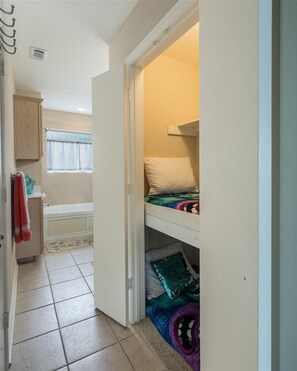 4 bedrooms, iron/ironing board, free WiFi, bed sheets - WATERFRONT, sun rises, gated yard, spacious porch, 1 story - Serenity! (Tool)