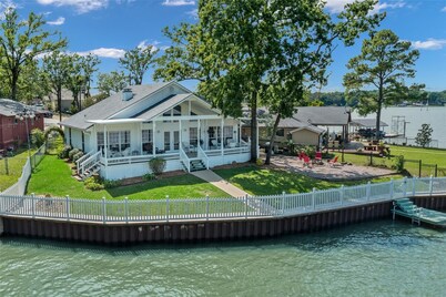 WATERFRONT, sun rises, gated yard, spacious porch, 1 story - Serenity!