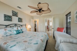 4 bedrooms, iron/ironing board, free WiFi, bed sheets - WATERFRONT, sun rises, gated yard, spacious porch, 1 story - Serenity! (Tool)