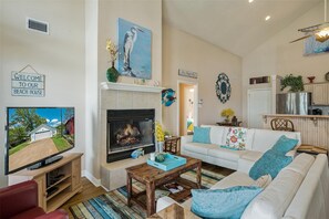 Smart TV, fireplace, offices - WATERFRONT, sun rises, gated yard, spacious porch, 1 story - Serenity! (Tool)