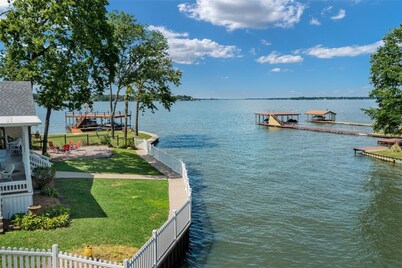 WATERFRONT, sun rises, gated yard, spacious porch, 1 story - Serenity!