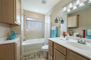 Ensemble baignoire-douche, baignoire à remous, séchoir à cheveux