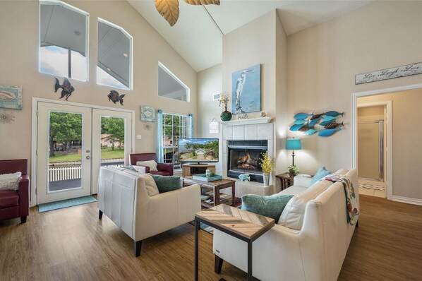 Smart TV, chimenea y oficina 