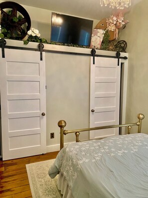 2 habitaciones, tabla de planchar con plancha y cuna de viaje 