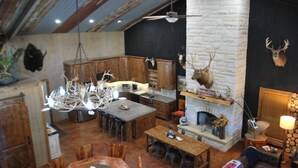 Un intérieur rustique avec une cheminée en pierre, des meubles en bois et des décorations en forme de bois de cerf.