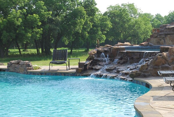 Alberca al aire libre y alberca climatizada