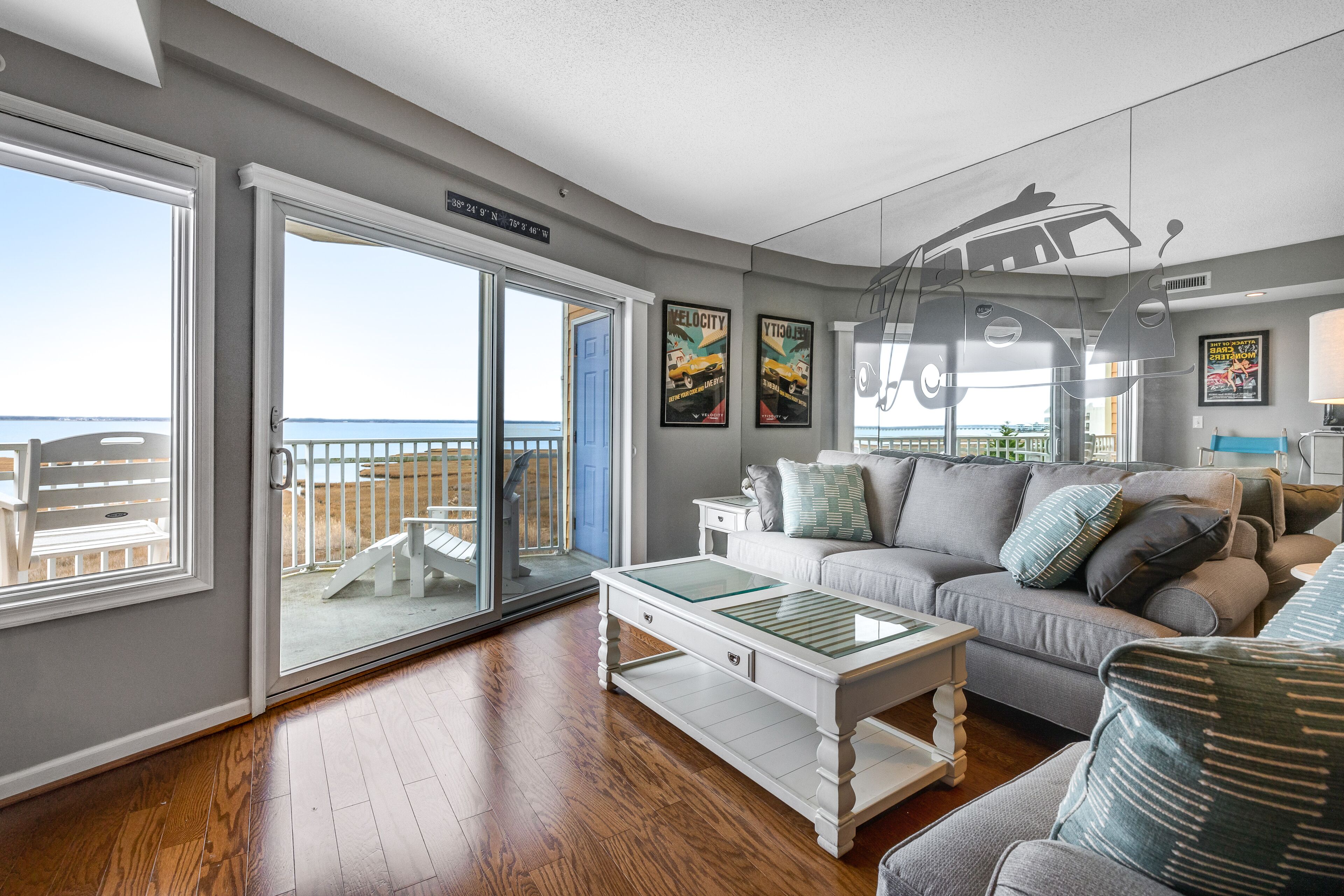 Télévision, cheminée, lecteur de DVD