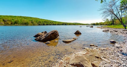 Wonderful Lakefront Gem W/ Free WiFi, Dock, Private Beach, Kayaks, Canoe & More