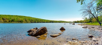 Wonderful Lakefront Gem W/ Free WiFi, Dock, Private Beach, Kayaks, Canoe & More
