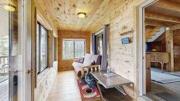 Televisión, reproductor de DVD y libros