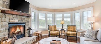 Wonderful Ski-in/Ski-out Townhome W/ Shared Pool, Free WiFi, & Modern Decor