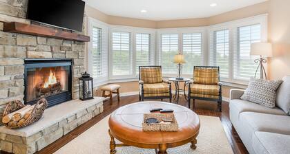 Wonderful Ski-in/Ski-out Townhome W/ Shared Pool, Free WiFi, & Modern Decor