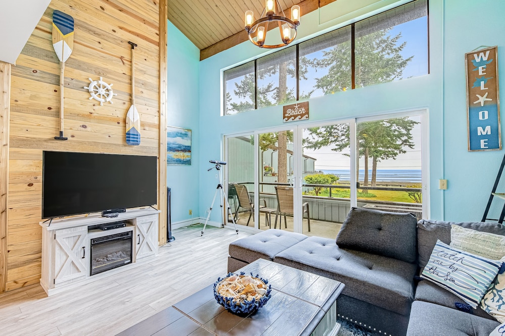 Bay-view condo with pool, hot tub, balcony & lofted layout - walk to the beach