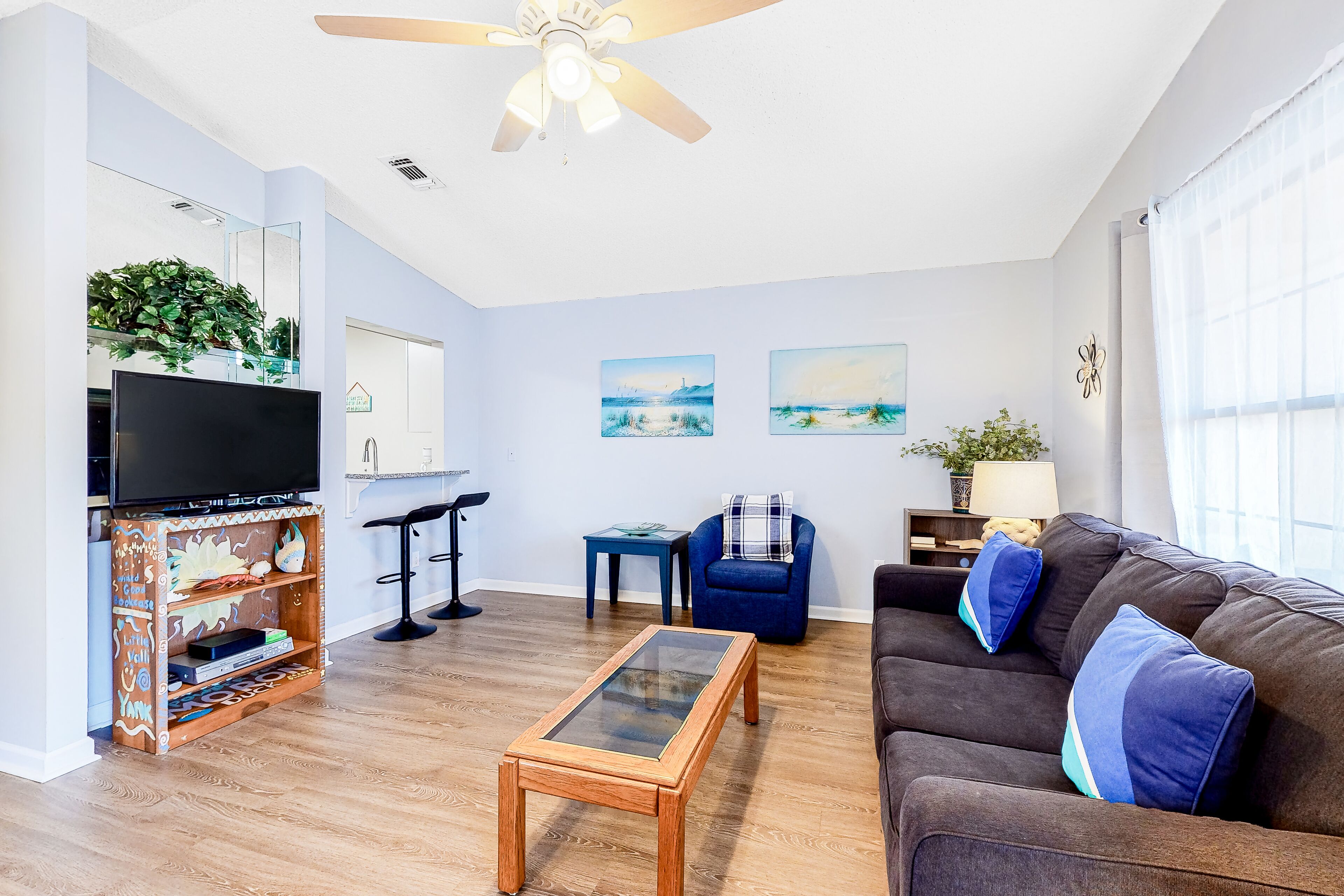 City condo near the beach with pool, hot tub, fast WiFi & private patio