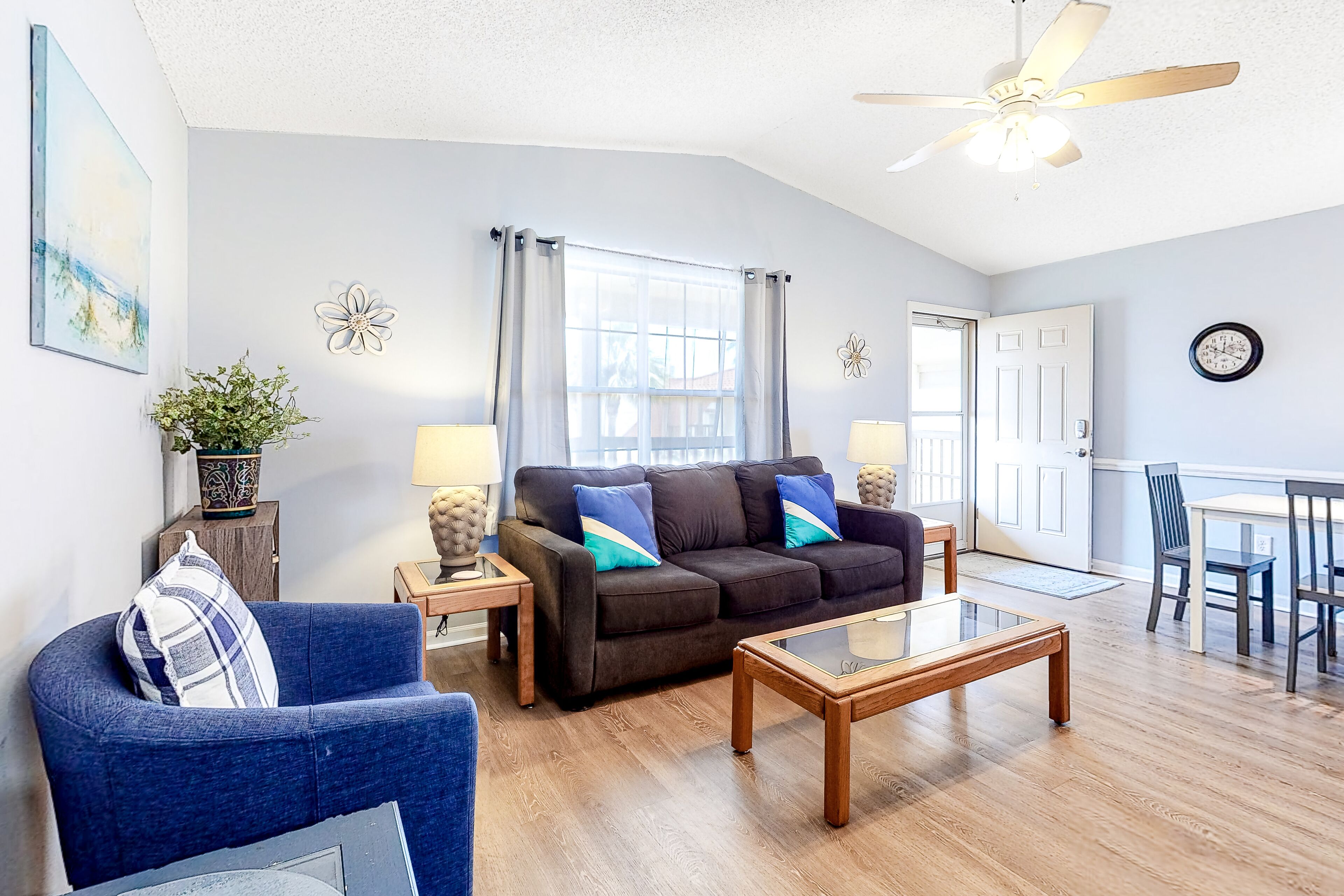 City condo near the beach with pool, hot tub, fast WiFi & private patio