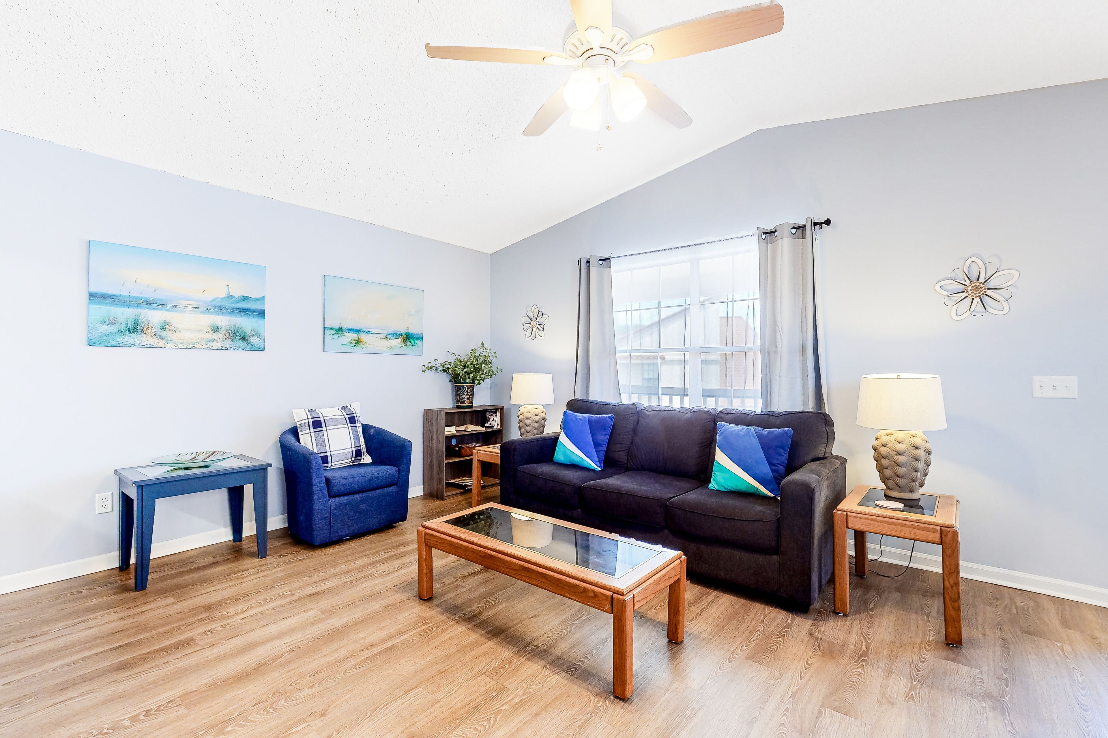 City condo near the beach with pool, hot tub, fast WiFi & private patio